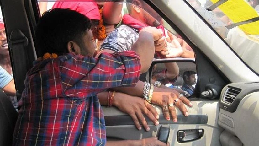 Kanhaiya Kumar campaigns in his car for Lok Sabha election 2019 in Begusarai | Photo: Somesh Jha Kanhaiya Kumar campaigns in his car for Lok Sabha election 2019 in Begusarai | Photo: Somesh Jha