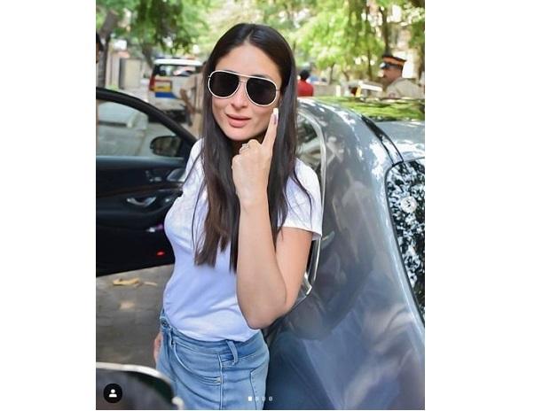 Kareena Kapoor Khan shows her ink-marked finger after casting vote Kareena Kapoor Khan shows her ink-marked finger after casting vote
