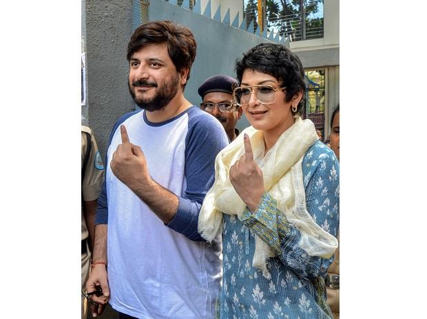 Sonali Bendre and her husband and Bollywood filmaker Goldie Behl show their inked marked finger Sonali Bendre and her husband and Bollywood filmaker Goldie Behl show their inked marked finger