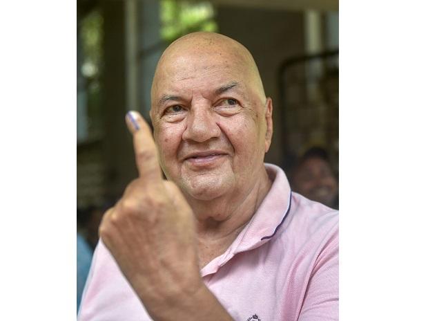 Prem Chopra shows his ink-marked finger after casting vote Prem Chopra shows his ink-marked finger after casting vote