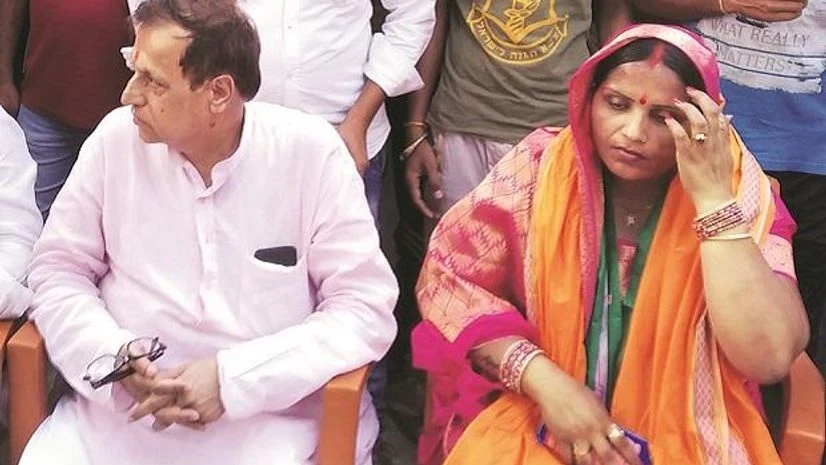 JD(U)'s Kavita Singh with sitting MP O P Yadav | Photo: Satyavrat Mishra JD(U)'s Kavita Singh with sitting MP O P Yadav | Photo: Satyavrat Mishra