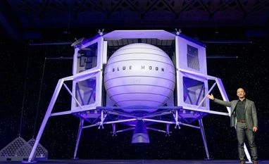 Bezos unveils lunar lander that will take astronauts to the moon by 2024 moon lander, jeff bezos