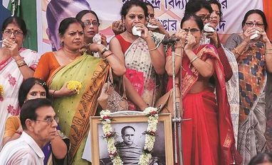 LS polls: The Mamata-Modi battle turns into a fight for Bengali pride TMC supporters blow conch shells near a portrait of Bengali writer and philosopher Ishwar Chandra Vidyasagar, during an election roadshow, in Kolkata on Thursday | Photo: PTI