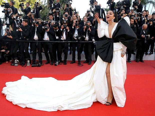 Deepika goes dramatic with big bow at Cannes Deepika goes dramatic with big bow at Cannes