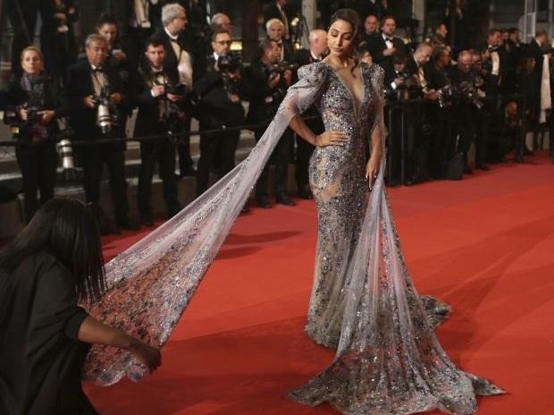Hina Khan makes sparkling debut Hina Khan makes sparkling debut
