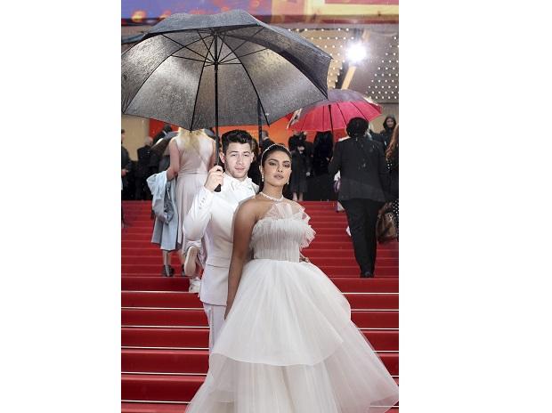 Priyanka Chopra and Nick Jonas look dreamy in all white Priyanka Chopra and Nick Jonas look dreamy in all white