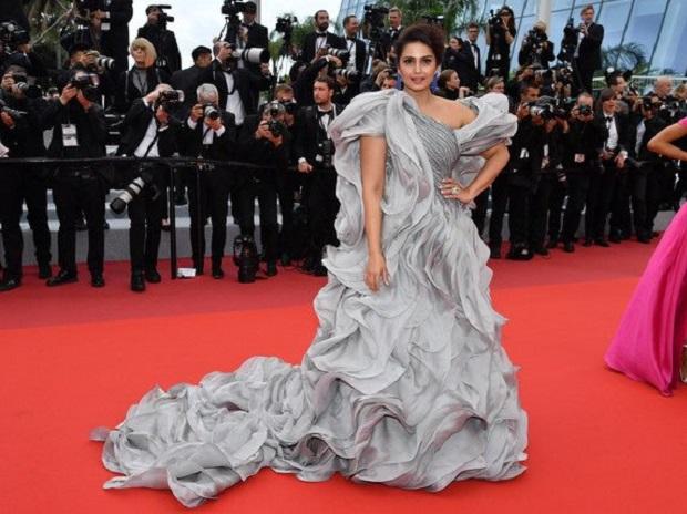Huma Qureshi is stunning in her grey metallic gown Huma Qureshi is stunning in her grey metallic gown