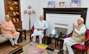 PM Modi meets L K Advani, Murli Manohar Joshi; outgoing Cabinet resigns Modi
