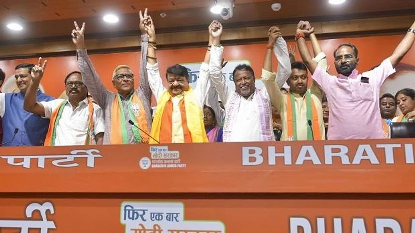 Bengal, BJP BJP leaders Kailash Vijaivargiya and Mukul Roy join hands with two Trinamool Congress and one CPM legislator, who joined Bharatiya Janata Party along with 60 councillors from three civic bodies in West Bengal, in New Delhi | Photo: PTI