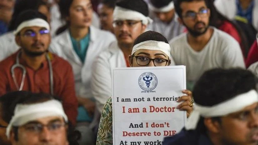 doctors strike Members of Resident Doctors Association (RDA) of AIIMS wearing bandages on their heads protest to show solidarity with their counterparts in West Bengal