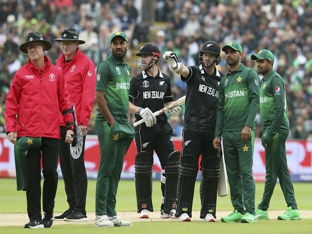 New Zealand's batsman Colin Munro, third from right, gestures as he discusses issues over at the sight screen with Pakistan's Fakhar Zaman, second from right New Zealand's batsman Colin Munro, third from right, gestures as he discusses issues over at the sight screen with Pakistan's Fakhar Zaman, second from right