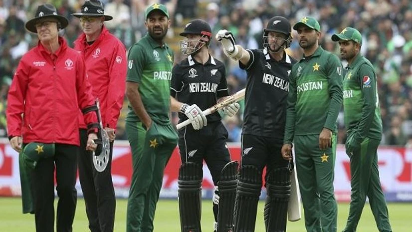 New Zealand's batsman Colin Munro, third from right, gestures as he discusses issues over at the sight screen with Pakistan's Fakhar Zaman, second from right New Zealand's batsman Colin Munro, third from right, gestures as he discusses issues over at the sight screen with Pakistan's Fakhar Zaman, second from right