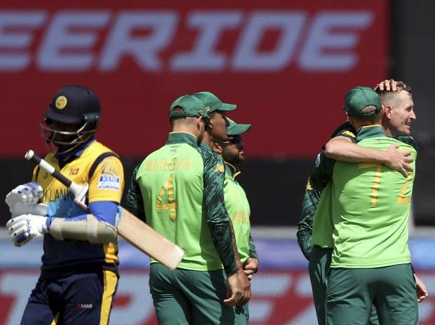 South Africa's bowler Chris Morris, far right, celebrates with teammates after bowling Sri Lanka's batsman Angelo Mathews, far left, for 30 runs South Africa's bowler Chris Morris, far right, celebrates with teammates after bowling Sri Lanka's batsman Angelo Mathews, far left, for 30 runs