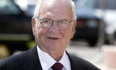 Lee Iacocca, the celebrity CEO who steered Ford and Chrysler, dies at 94 Lee Iacocca, the U.S. auto executive and television pitchman whose feel for consumers' changing tastes helped produce the Ford Mustang and the Chrysler minivan | Photo: Reuters