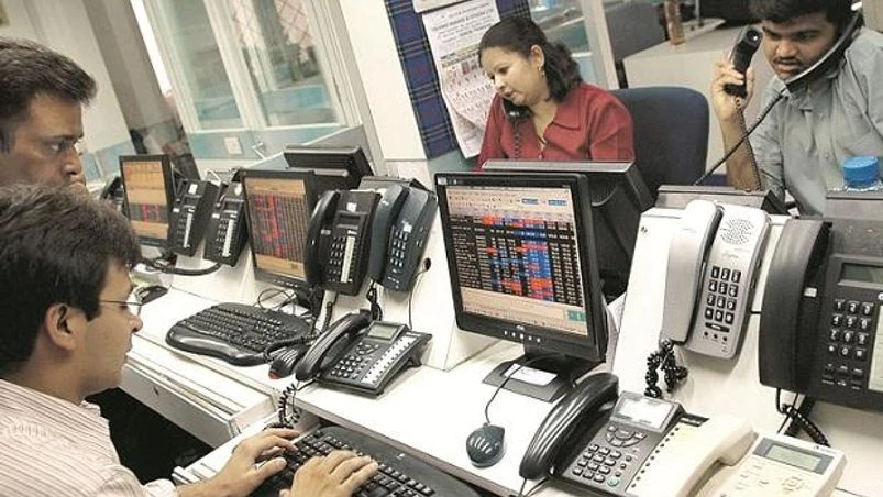 Budget: Sensex falls 1% as lack of stimulus weighs, Nifty ends at 11,811 Budget: Sensex falls 1% as lack of stimulus weighs, Nifty ends at 11,811