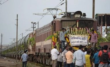 Train carrying 2.5 mn ltr water from Jolarpettai to reach parched Chennai Chennai water crisis,
