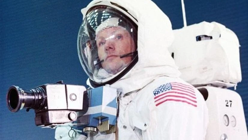 Neil Armstrong with the Hasselblad 500EL camera Neil Armstrong with the Hasselblad 500EL camera