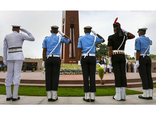 Tri-services personnel pay homage at National War Memorial to commemorate Kargil Vijay Diwas Tri-services personnel pay homage at National War Memorial to commemorate Kargil Vijay Diwas