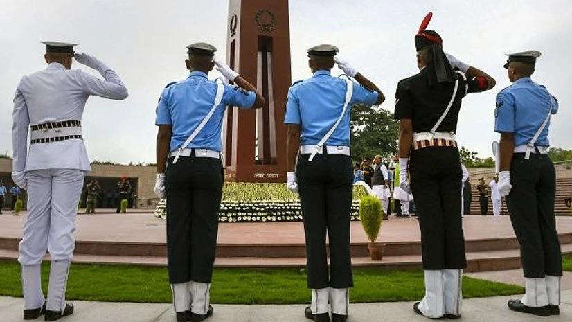 Tri-services personnel pay homage at National War Memorial on the occasion of Kargil Diwas, in New Delhi Tri-services personnel pay homage at National War Memorial on the occasion of Kargil Diwas, in New Delhi