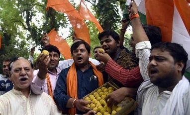 Letter to BS: Modi govt has taken a bold step in scrapping Article 370 Members of Azad Hind Fauz Celebrating the Article 370 and 35A Wave off in Jammu And Kashmir at Jantar Mantar in New Delhi (Photo- Dalip Kumar)