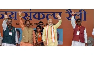 In Jharkhand, BJP poised to gain by default as Opposition is in disarray Prime Minister Narendra Modi is flanked by Jharkhand CM Raghubar Das and Union minister Arjun Munda. The BJP has set a target to win at least 65 of the 81 seats in the upcoming Assembly elections Photo: PTI