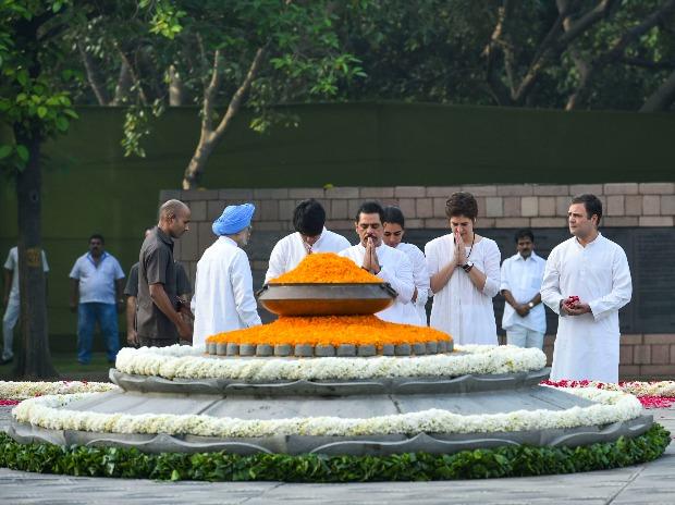Congress General Secretary Priyanka Gandhi Vadra and her husband Robert Vadra pay tribute to former prime minister Rajiv Gandhi at Veer Bhumi, in New Delhi Congress General Secretary Priyanka Gandhi Vadra and her husband Robert Vadra pay tribute to former prime minister Rajiv Gandhi at Veer Bhumi, in New Delhi