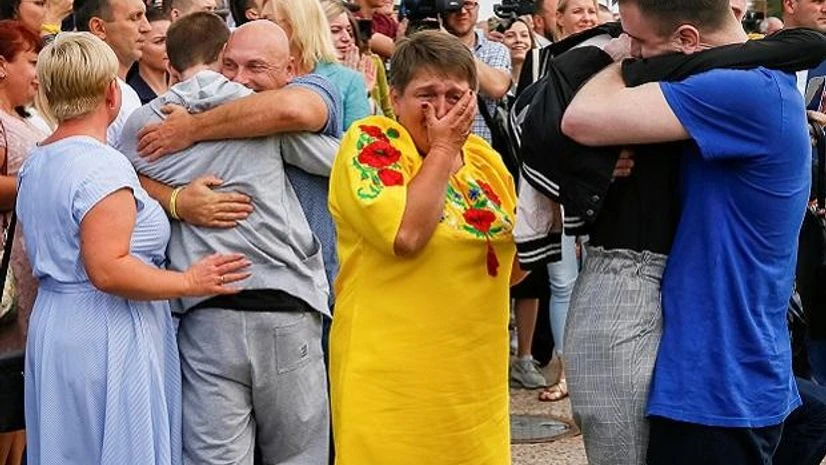 A recently exchanged Ukrainian prisoner is greeted by his relatives upon arrival at Borispil International Airport in Kiev after the bilateral prisoner swap | Photo: Reuters A recently exchanged Ukrainian prisoner is greeted by his relatives upon arrival at Borispil International Airport in Kiev after the bilateral prisoner swap | Photo: Reuters