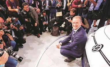 Volkswagen has just 'one shot' to survive in the digital era game: CEO Herbert Diess, CEO of Volkswagen, showcases an ID.3 prototype the Frankfurt motor show | Photo: Reuters