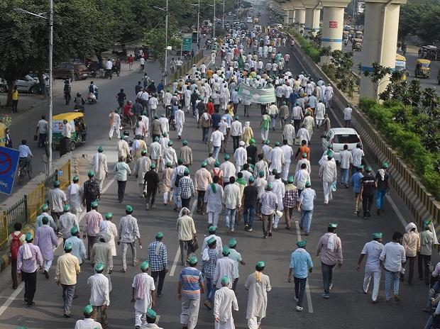 3,000 Maharashtra farmers start 1,270-km-long procession to Delhi