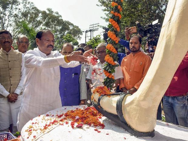 Jharkhand Chief Minister Raghubar Das pays homage to Mahatma Gandhi at Morabadi Ground in Ranchi Jharkhand Chief Minister Raghubar Das pays homage to Mahatma Gandhi at Morabadi Ground in Ranchi