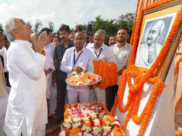 Bihar Chief Minister Nitish Kumar pays tribute to Mahatma Gandhi in Patna Bihar Chief Minister Nitish Kumar pays tribute to Mahatma Gandhi in Patna