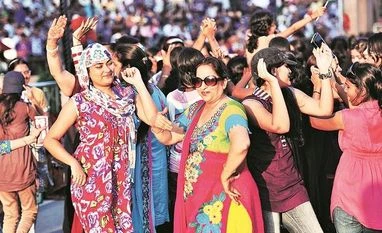 Why does Hindi dominate popular culture, even among the elite? Any dance floor will light up when Bollywood is played and that is a fact Why does Hindi dominate popular culture, even among the elite? Any dance floor will light up when Bollywood is played and that is a fact