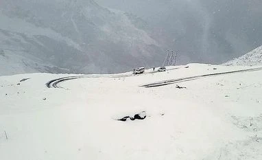 After Rohtang, focus shifts to Shinku La tunnel between Ladakh and Lahaul Kullu: Vehicles stranded on Rohtang Pass after a fresh snowfall, in Kullu district, Monday, Oct. 7, 2019. (PTI Photo)(
