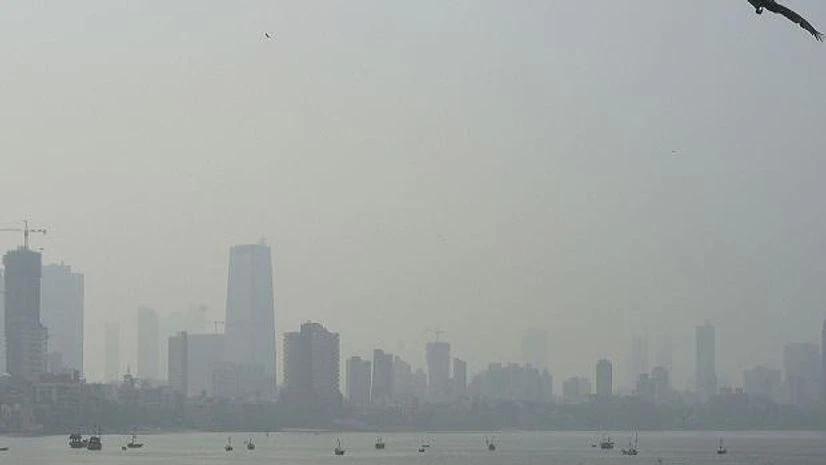 Mumbai: Smog engulfs the atmosphere in Mumbai, Saturday, Oct. 12, 2019. (PTI Photo/Shashank Parade)( Mumbai: Smog engulfs the atmosphere in Mumbai, Saturday, Oct. 12, 2019. (PTI Photo/Shashank Parade)(
