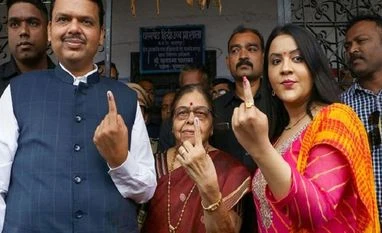 Amruta Fadnavis seeks apology from Nawab Malik for 'defamatory tweets' Devendra Fadnavis and his wife Amruta Fadnavi