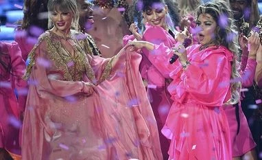 Taylor Swift is Artist of the Decade, beats Jackson's record AMA wins Taylor Swift, AMA Awards, American Music Award