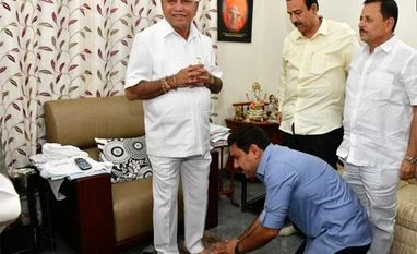 Karnataka results HIGHLIGHTS: Siddaramaiah, Gundu Rao quit after poor show Yediyurappa, BY Vijayendra