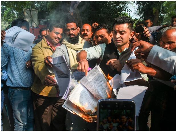 Activist and businessman Tehseen Poonawalla burns a copy of Citizenship (Amendment) Bill at Jantar Mantar in New Delh Activist and businessman Tehseen Poonawalla burns a copy of Citizenship (Amendment) Bill at Jantar Mantar in New Delh