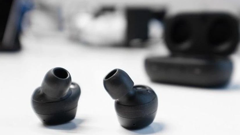 Samsung GearX, true wireless earphones Samsung GearX, true wireless earphones