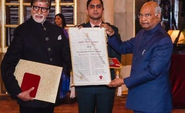 Amitabh Bachchan awarded Dadasaheb Phalke Award by President Kovind Amitabh Bachchan