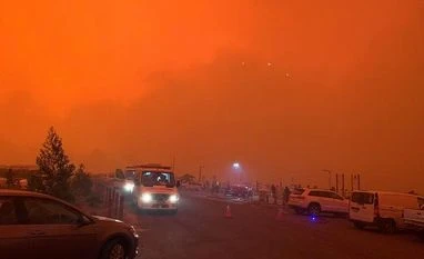 Thousands trapped on Australia beaches as bushfire leaves no escape by land fire