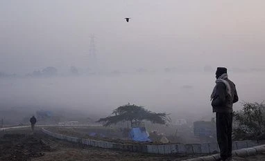 Moderate fog in Delhi, minimum temperature dips below 5 degrees Celsius Coldwave, winter, fog, smog, smoke