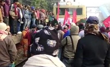 Bharat Bandh: Trade union activists block roads, railway tracks in Bengal bharat bandh