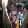 Visva Bharati protesters fence in BJP's Swapan Dasgupta, VC for 6 hours