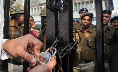 Case against 150 people after Left students gherao Mamata at anti-CAA rally Activists in kolkata during anti-caa rally