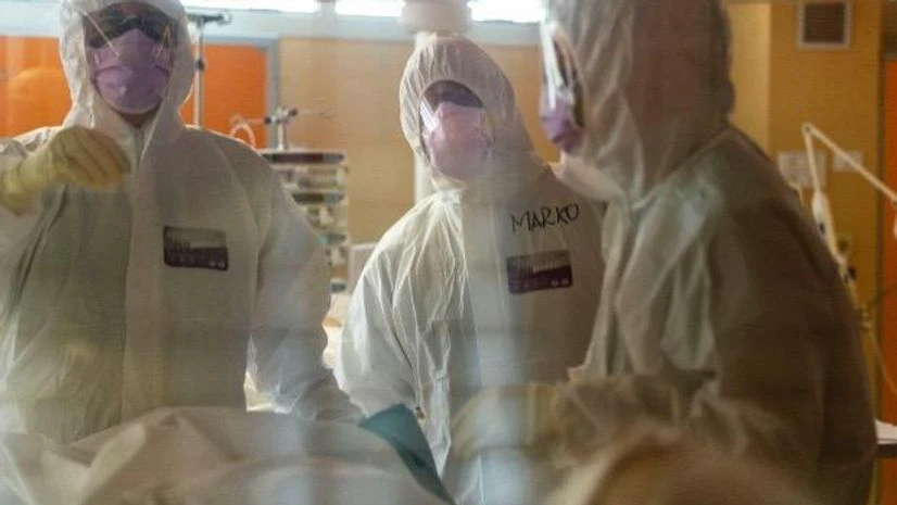 coronavirus Medical staff of the Intensive Care Unit of the Casalpalocco COVID-19 Clinic in the outskirts of Rome tend to patients. Photo: PTI
