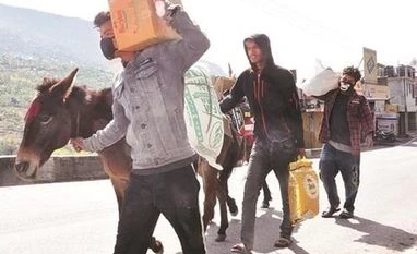 Government trying to 'strangle' MGNREGS, other welfare schemes: CPI(M) workers