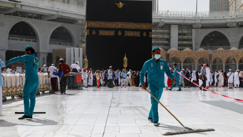 middle east, coronavirus, saudi arabia Workers sanitising Mecca, amid coronavirus pandemic | Photo: Reuters