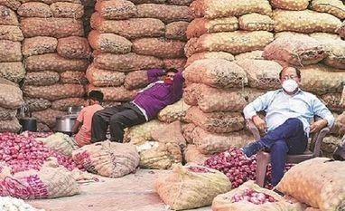 Politics of Maharashtra heats up as govt imposes 40% export duty on onion onions, market, farmers, storage