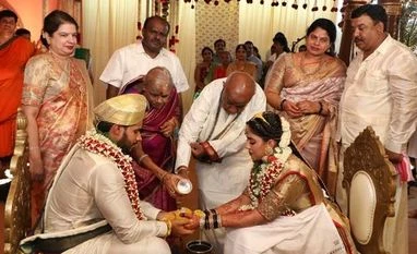 Flouting virus lockdown norms, scores reach Deve Gowda's grandson's wedding KUmaraswamy